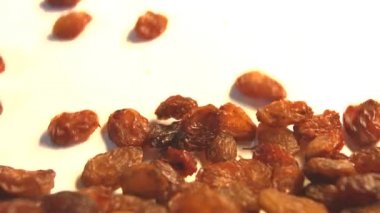 Beyaz arka planda kuru üzüm. Yavaş çekim. 2 atış. Close.