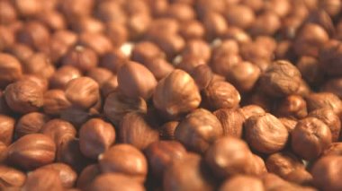Fındık. 2 tekila. Ağır çekim. Dikey ve yatay pan. Yakın çekim.
