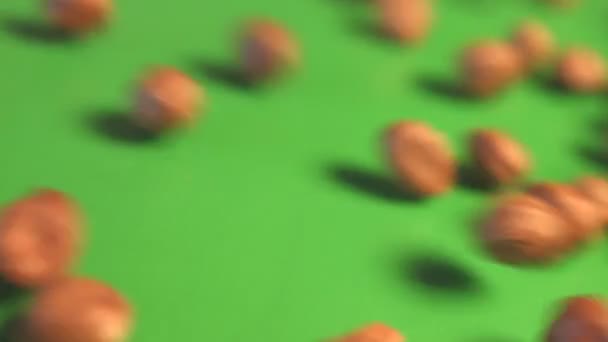 Φουντούκια σε πράσινο φόντο. 2 βολές. Οριζόντια πανοραμική λήψη. Γκρο πλαν. — Αρχείο Βίντεο