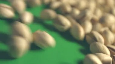 Fıstık yeşil bir arka plan üzerinde. 2 tekila. Yatay pan. Yakın çekim.