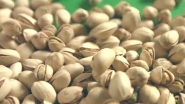 Fıstık yeşil bir arka plan üzerinde. 2 tekila. Yatay pan. Yakın çekim.