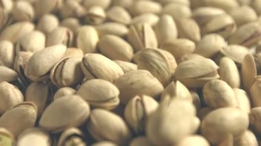 Antep fıstığı. 2 tekila. Dikey ve yatay pan. Yakın çekim.