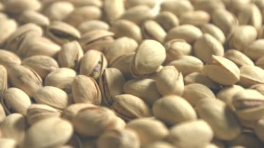 Antep fıstığı. 2 tekila. Yatay ve dikey pan. Yakın çekim.