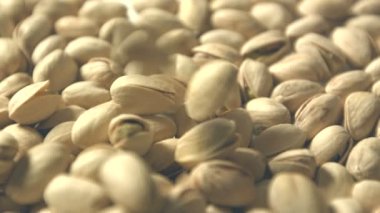 Antep fıstığı. 2 tekila. Yatay pan. Yakın çekim.