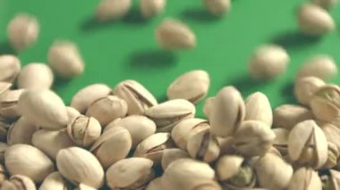 Fıstık yeşil bir arka plan üzerinde. 2 tekila. Dikey pan. Yakın çekim.