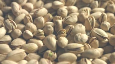 Beyaz zemin üzerine Antep fıstığı. 2 tekila. Yatay pan. Yakın çekim.