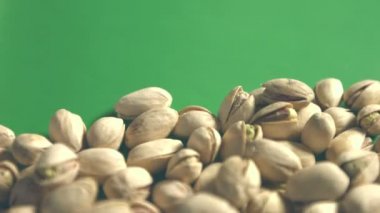 Fıstık yeşil bir arka plan üzerinde. 2 tekila. Yatay pan. Yakın çekim.