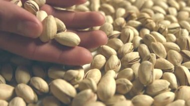 Antep fıstığı. 2 tekila. Yatay pan. Yakın çekim.