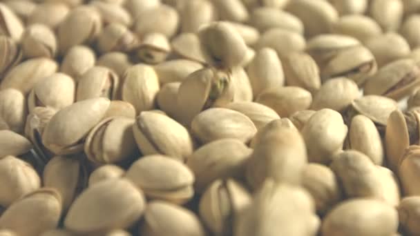 Pistachos. Dos disparos. Sartén vertical y horizontal. Primer plano . — Vídeo de stock