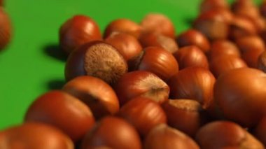 Fındık yeşil bir arka plan üzerinde. 2 tekila. Ağır çekim. Yatay pan. Yakın çekim.