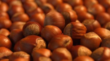 Fındık. 2 tekila. Ağır çekim. Dikey ve yatay pan. Yakın çekim.
