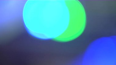 Projektör bir gece kulübünde. Bulanıklık. Yatay pan.