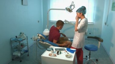 Anket diş hekimleri, genç adam. 2 çekim