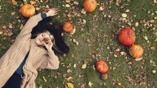 Beautiful Woman Lying Grass Top View She Lies Pumpkins She — Stock Photo, Image