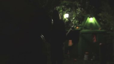 Balkabakları ve siyahlı bir adam. Bir kütüğün üzerinde iki balkabağı yatıyor. İlk başta görünmezler, ve sonra ışık yanar ve onları aydınlatır. Siyah elbiseli bir adam arkalarında duruyor..