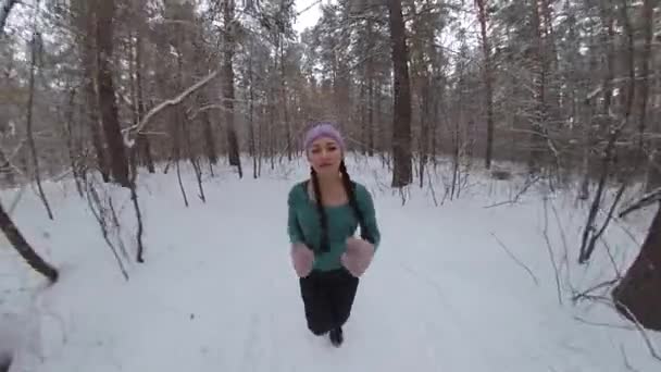 숲에서 조깅하면서 67X 긴꼬리를 아름다운 소녀가 눈덮인 거니고 떨어지네 — 비디오