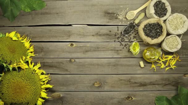 Ayçiçeği Yağı Tohumlar Eski Ahşap Bir Masada Üst Manzara Adamın — Stok video