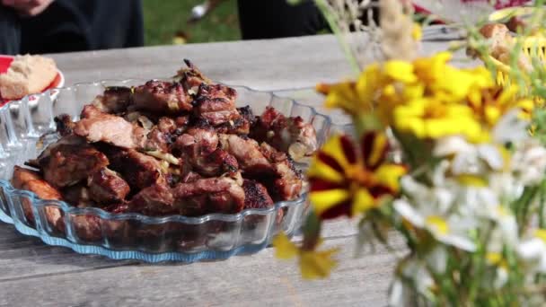 Grill Naturze Strzały Zbliżenie Skupiamy Się Kwiatów Mięsa Rodzina Siedzi — Wideo stockowe