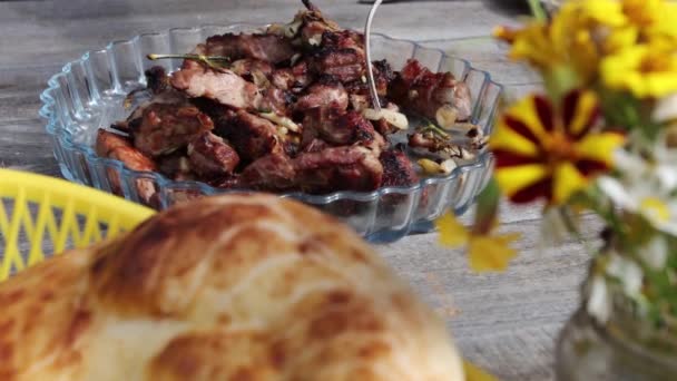 Churrasco Natureza Tiros Close Foco Muda Pão Para Carne Mão — Vídeo de Stock