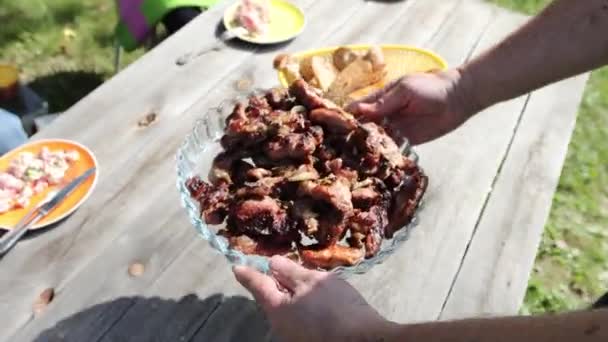 Barbecue Natuur Schoten Een Man Draagt Gebakken Vlees Een Schotel — Stockvideo