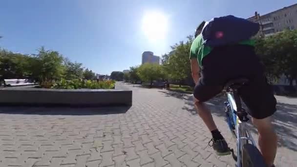 Faire Vélo Vue Derrière Cycliste Longe Route Par Une Matinée — Video