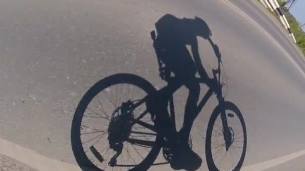 Radfahren Schatten Der Schatten Des Radfahrers Auf Dem Asphalt Fährt — Stockvideo