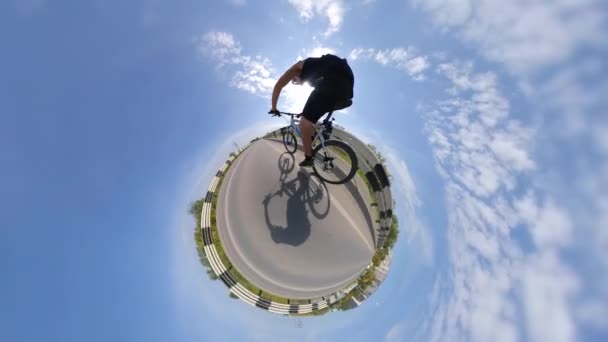 Ποδηλασία Προβολή Ενός Μικρού Πλανήτη Κάμερα 360 Μοιρών Ποδηλάτης Τρέχει — Αρχείο Βίντεο