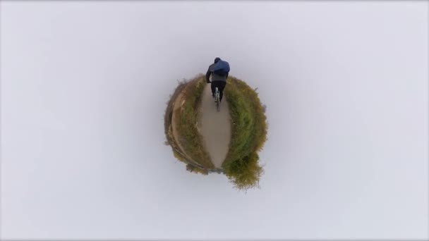 Bisiklet Sürmek Küçük Gezegen 360 Derece Kamera Sisli Bir Sabahta — Stok video