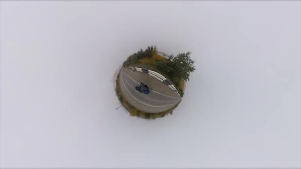 骑自行车 小星球 360度摄影机那个骑自行车的人沿着马路骑 他周围有雾 地球是顺时针旋转的 — 图库视频影像