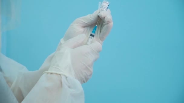 コロナウイルスに対するワクチン 医師は患者にコロナウイルスワクチンで注射を準備します コロナウイルス感染に対する集団のワクチン接種 — ストック動画