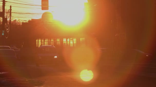Városi Szállítás Naplementekor Nap Lemegy Házak Között Villamosok Autók Haladnak — Stock videók