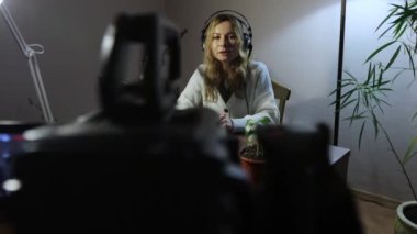 Kız video blogcusu. Tatlı bir kız odasında video blogu çekiyor. El kamerası atışı..