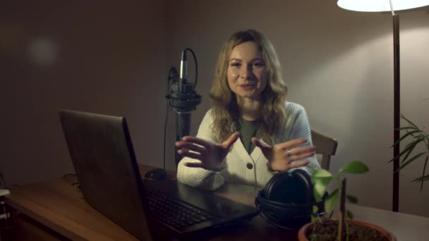 Meisje Video Blogger Een Vrolijk Meisje Het Filmen Van Een — Stockvideo