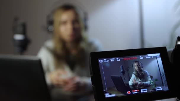 Kız Video Blogcusu Tatlı Bir Kız Odasında Video Blogu Çekiyor — Stok video