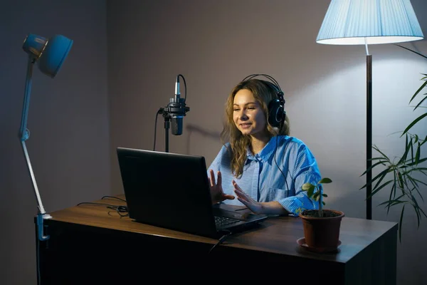 Evden canlı yayın. Güzel bir kız odasında video blogu çekiyor.. 