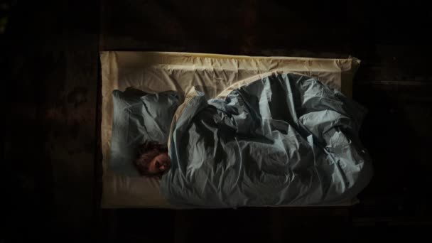Śpiąca Kobieta Czyjś Cień Widok Góry Kobieta Sypia Łóżku Cień — Wideo stockowe