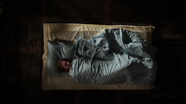 Uyuyan Kadın Manzaralı Bir Kadın Yatakta Uyur Bir Yandan Diğer — Stok video