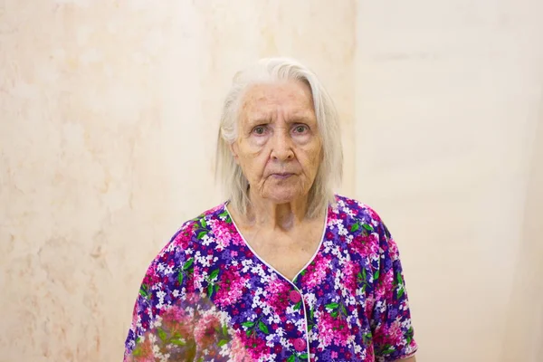 Nagymama Portréja Otthonból Nagymama Fényes Színű Köntösben Áll Háttérben Egy Jogdíjmentes Stock Képek