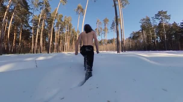 Training Het Winterbos Langzame Beweging Een Man Zonder Bovenkleding Loopt — Stockvideo