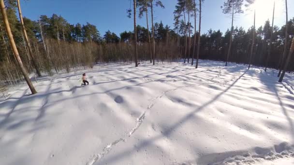 冬の森を走る アウターを持たない男は 雪の中を走り抜け 厳しいコンディションでの運動時に体を硬化させ 持久力を高めます ワイドショット — ストック動画