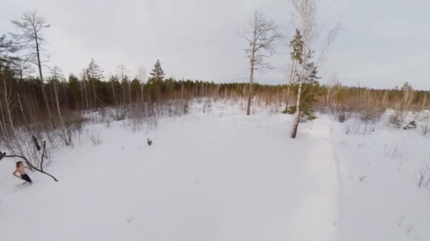 Training Winterwald Ein Mann Ohne Oberbekleidung Läuft Durch Die Schneewehen — Stockvideo