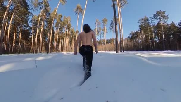 Trening Zimowym Lasie Człowiek Bez Odzieży Wierzchniej Chodzi Kolanach Śniegu — Wideo stockowe