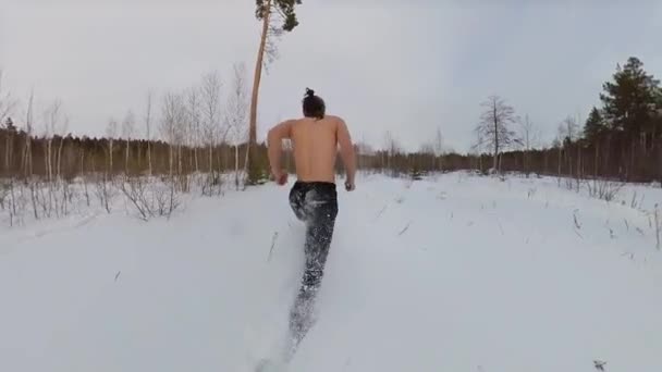 Training Winterwald Zeitlupe Ein Mann Ohne Oberbekleidung Läuft Durch Die — Stockvideo