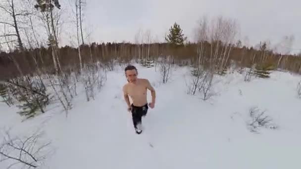 Training Winterwald Ein Mann Ohne Oberbekleidung Läuft Durch Die Schneewehen — Stockvideo