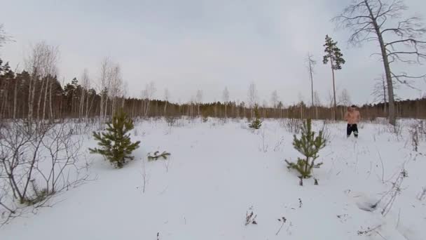 Біжить Зимовому Лісі Повільний Рух Чоловік Верхнього Одягу Проходить Через — стокове відео