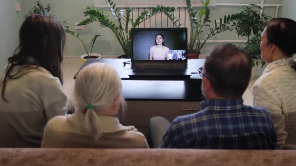 Videochatt Från Hemmet Fem Personer Kommunicerar Videolänk Hemifrån Medlemmar Familj — Stockvideo