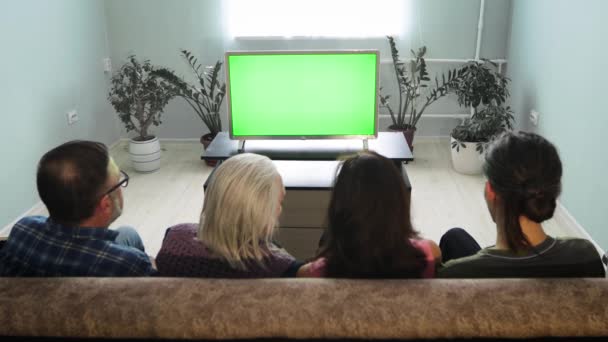 Familia Viendo Televisión Pantalla Verde Una Familia Dos Generaciones Está — Vídeo de stock