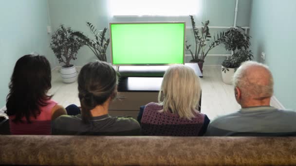 Сім Дивиться Телевізор Зелений Екран Сім Двох Поколінь Сидить Дивані — стокове відео