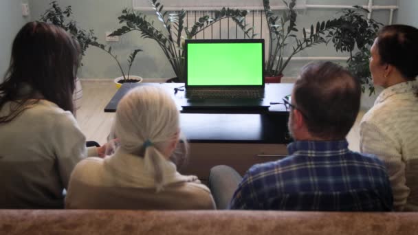 Οικογένεια Παρακολουθεί Λάπτοπ Πράσινη Οθόνη Μια Τετραμελής Οικογένεια Κάθεται Στον — Αρχείο Βίντεο