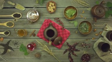 Eski ahşap bir masada çay. Düz yatıyordu. Değişik çay türleriyle yaşam: siyah, yeşil, eş, amber çiçeği, meyve, bitkisel.